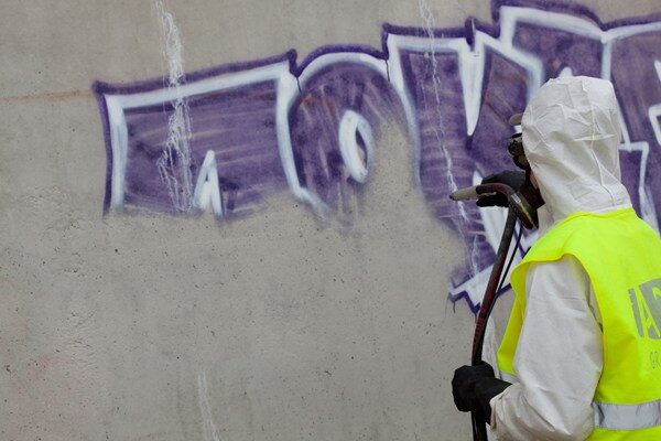 Enlèvement de graffitis professionnel par JM Group en Belgique