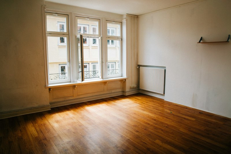 Nettoyage avant déménagement : chambre vide avec parquet et grandes fenêtres avant la remise des clés