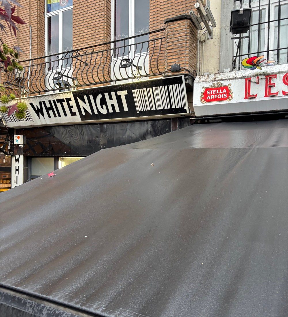 Bâche de terrasse noire propre après nettoyage