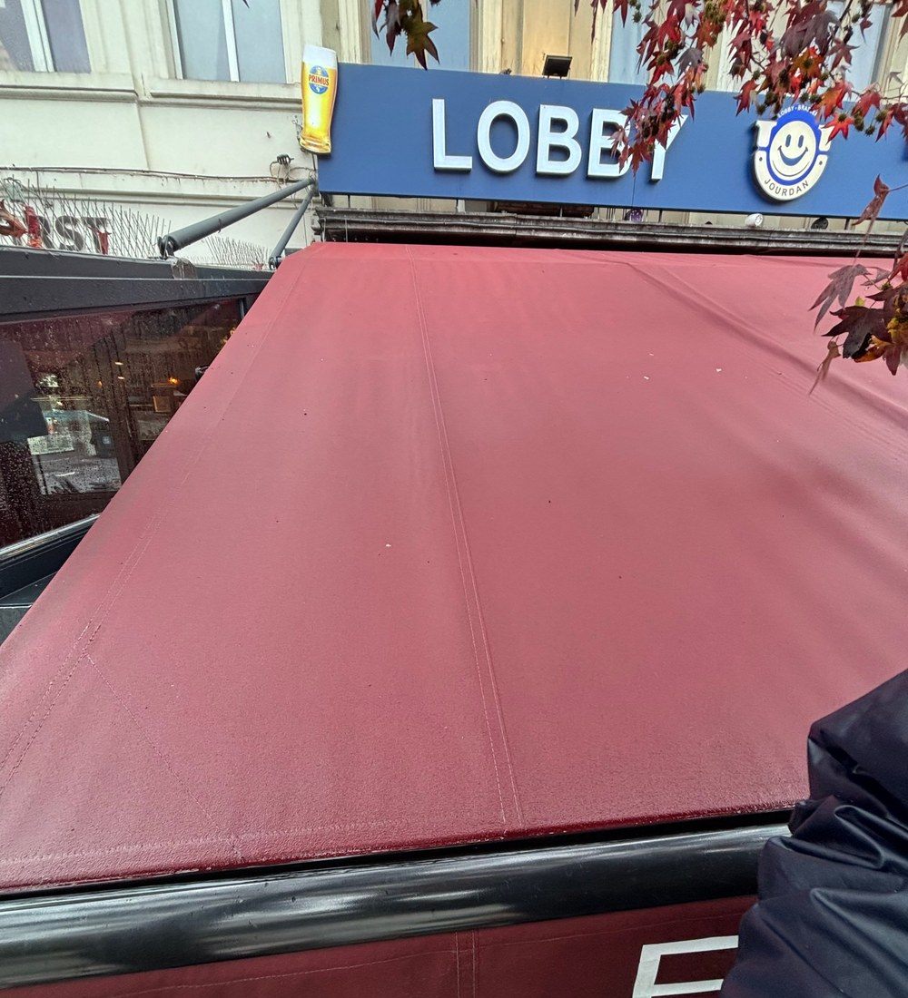 Bâche rouge de restaurant retrouvant sa couleur après nettoyage