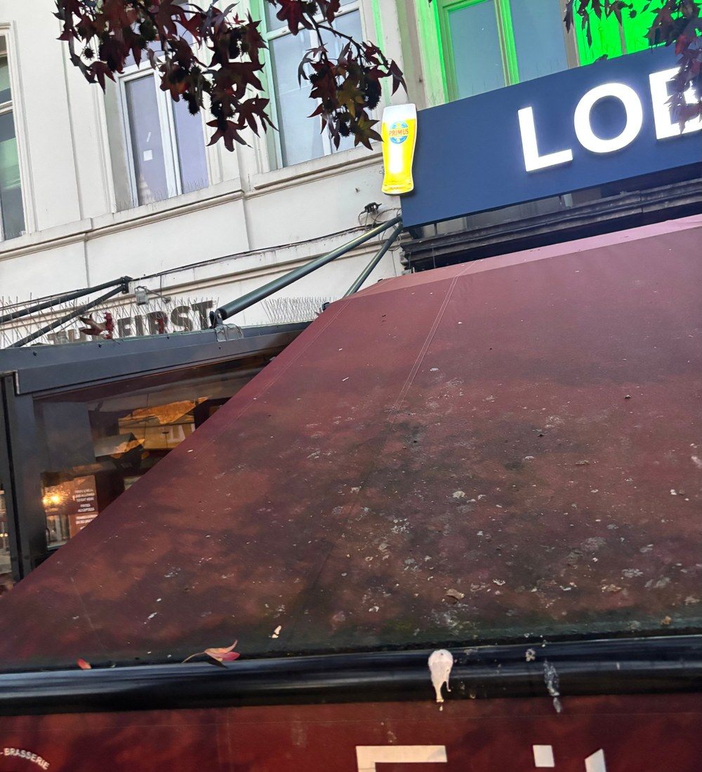 Bâche rouge de restaurant ternie par la saleté avant nettoyage