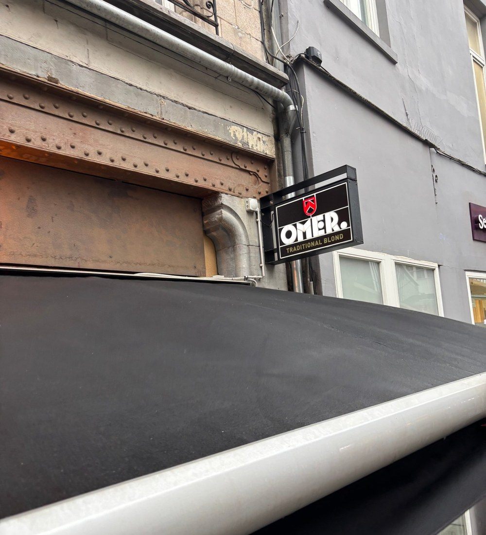 Store de bar propre après le nettoyage de la bâche